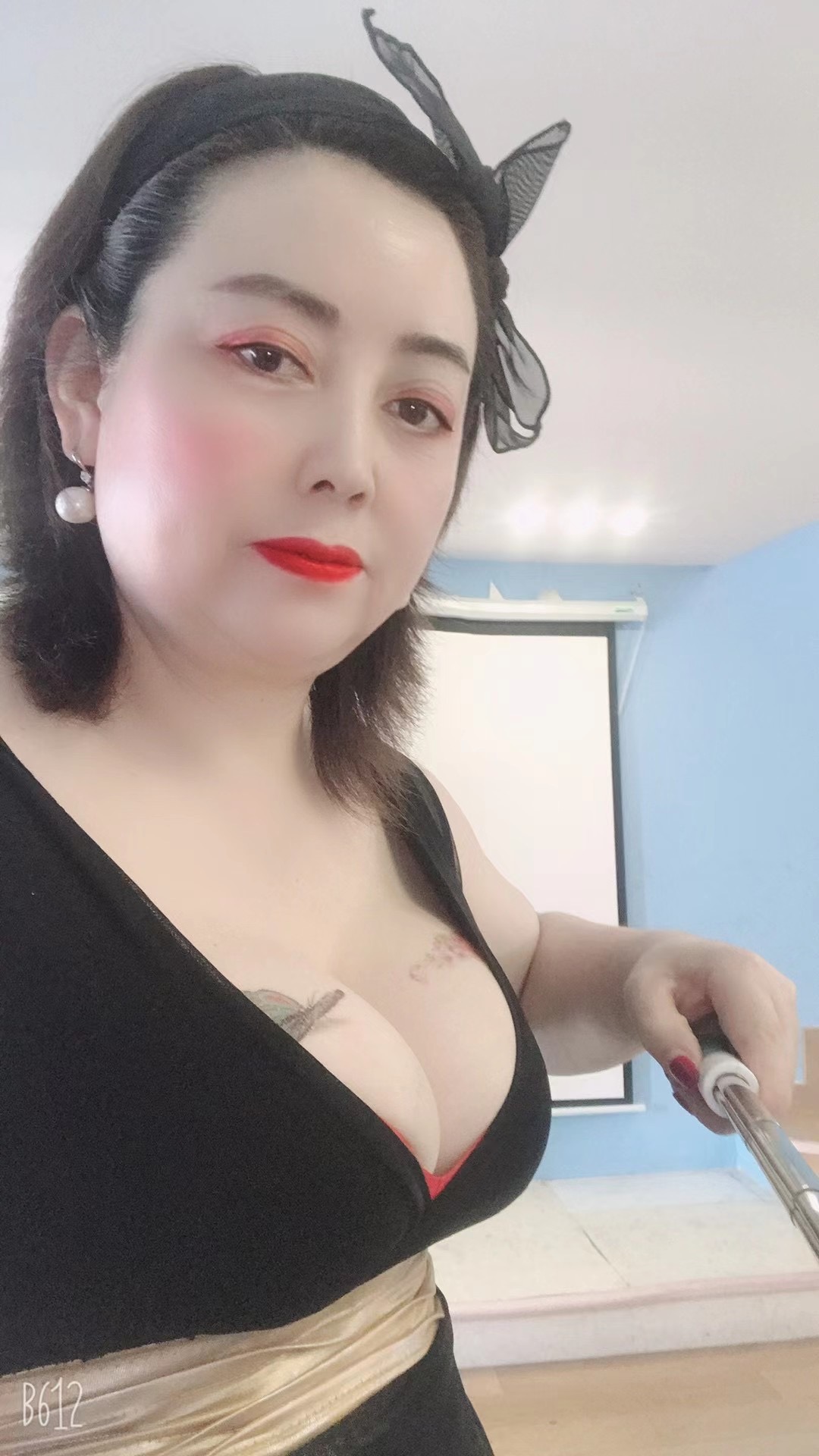 年纪比较大，皮肤挺白的，两个胸上有纹身